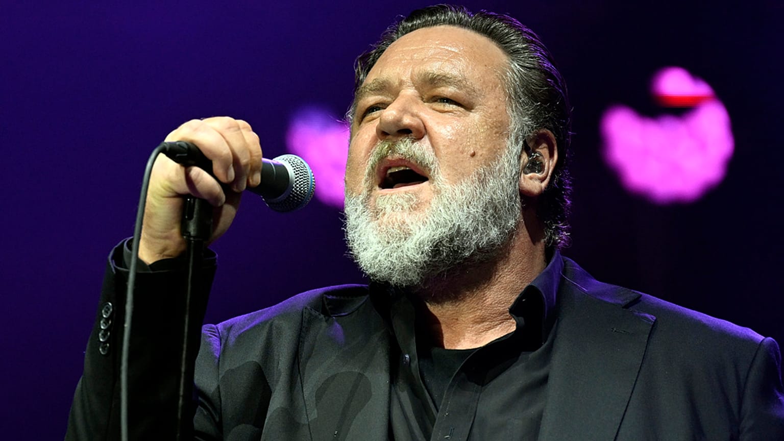 Russell Crowe versione cantante. (30.6.2023)