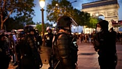 Im Einsatz waren in Frankreich wieder gut 45.000 Polizisten, unterstützt von Spezialtruppen.