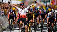 Victor Lafay überquert die Ziellinie und gewinnt die zweite Etappe der Tour de France über 209 Kilometer mit Start in Vitoria Gasteiz und Ziel in San Sebastian, 2. Juni 2023