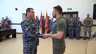 Selenskyj besuchte auch ein Militärkrankenhaus, in dem verwundete Offiziere behandelt werden.