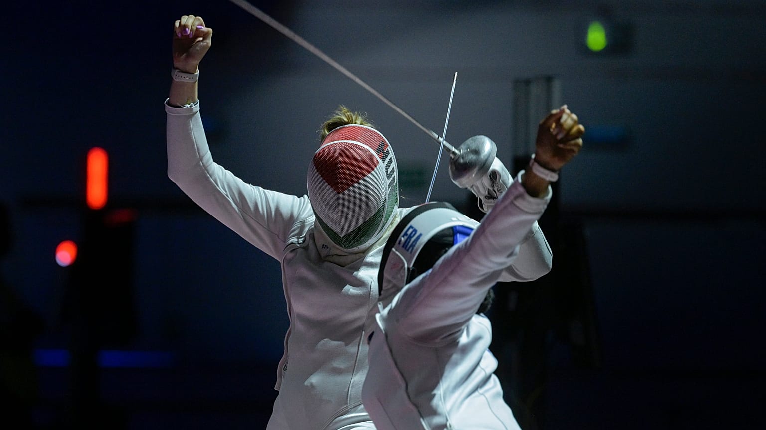 Wimmer Dorina, links, aus Ungarn und Marie-Florence Candassamy aus Frankreich kämpfen während des Finales im Degenfechten der Frauen bei den Europa-Spielen in Polen.