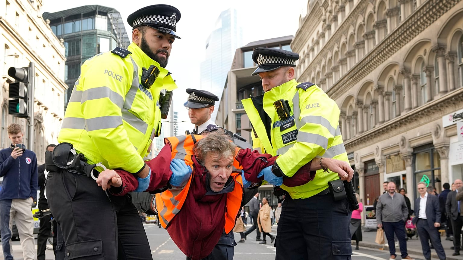 Polizisten tragen einen Aktivisten der Gruppe "Just Stop Oil" während einer Protestaktion in London weg.