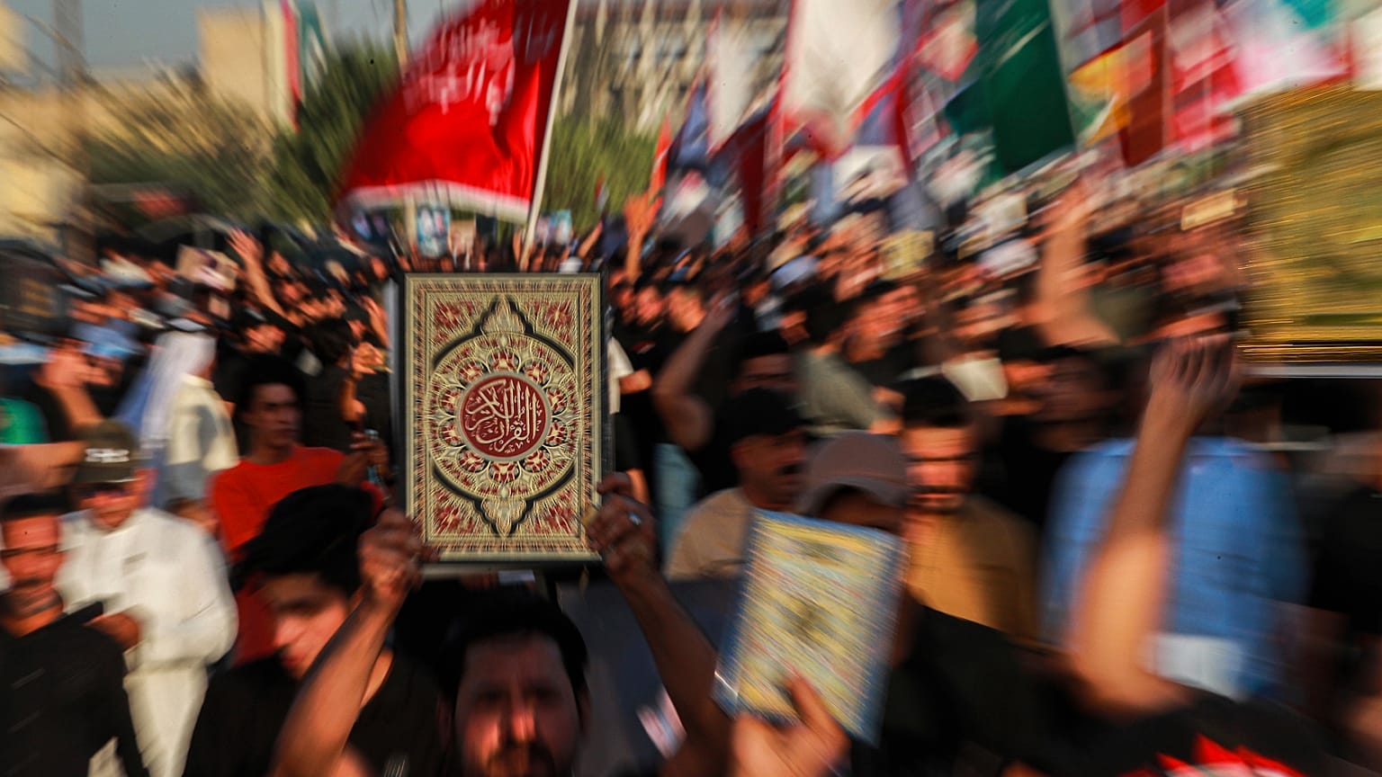 من مظاهرة في البصرة العراقية لمؤيدي الزعيم الشيعي موسى الصدر ضدّ حرق نسخة من المصحف