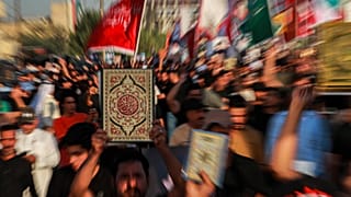 من مظاهرة في البصرة العراقية لمؤيدي الزعيم الشيعي موسى الصدر ضدّ حرق نسخة من المصحف