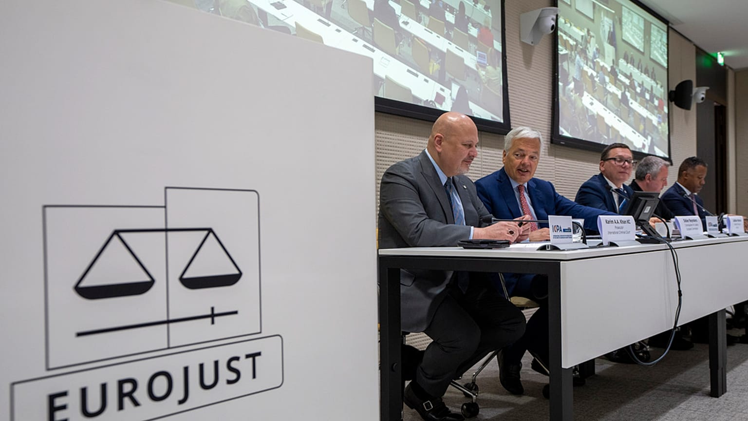 Inaugurato il centro dell'Aia: da sinistra, il Procuratore della Corte penale internazionale Karim Khan e il Commissario europeo Didier Reynders. 