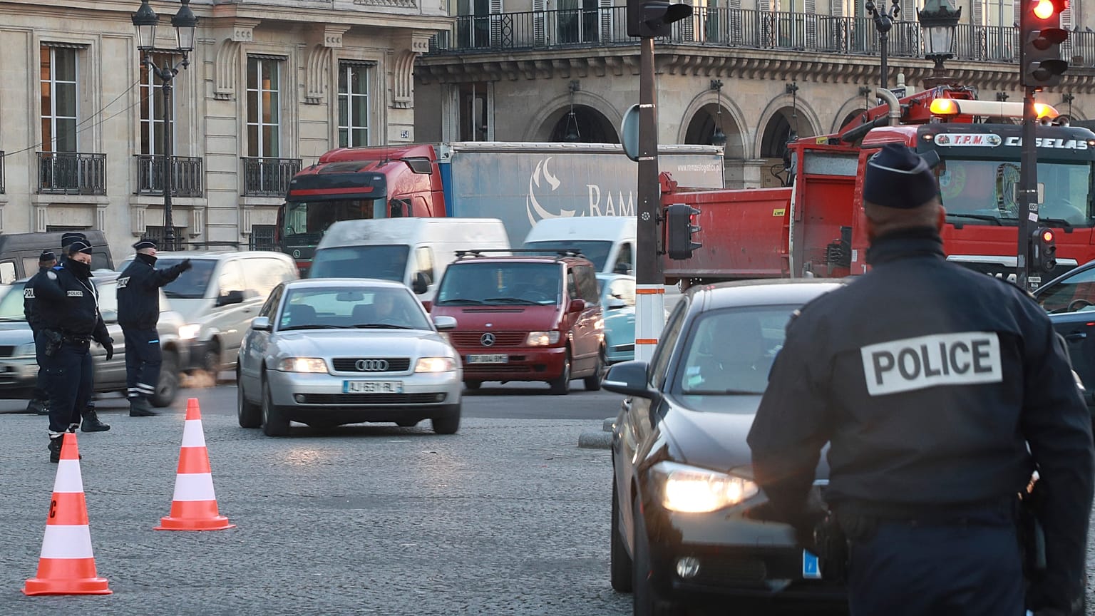 Poliziotti controllano gli automobilisti in Place de la Concorde durante il giorno di attuazione di una zona a traffico limitato a Parigi, il 18 gennaio 2017.