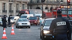 Poliziotti controllano gli automobilisti in Place de la Concorde durante il giorno di attuazione di una zona a traffico limitato a Parigi, il 18 gennaio 2017.