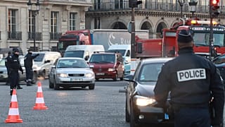 Poliziotti controllano gli automobilisti in Place de la Concorde durante il giorno di attuazione di una zona a traffico limitato a Parigi, il 18 gennaio 2017.