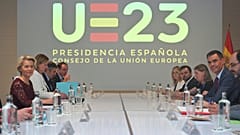 La présidente de la Commission européenne (à gauche) et le Premier ministre espagnol (à droite)