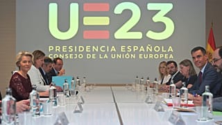 La présidente de la Commission européenne (à gauche) et le Premier ministre espagnol (à droite)
