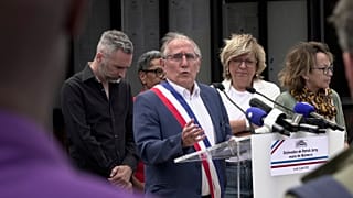 Der Bürgermeister von Nanterre, Patrick Jarry, spricht vor dem Rathaus während einer Solidaritätskundgebung für den Bürgermeister des Pariser Vororts L'Hay-les-Roses,