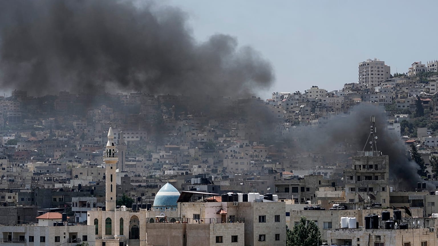 Il fumo dei bombardamenti israeliani si leva dal campo di Jenin