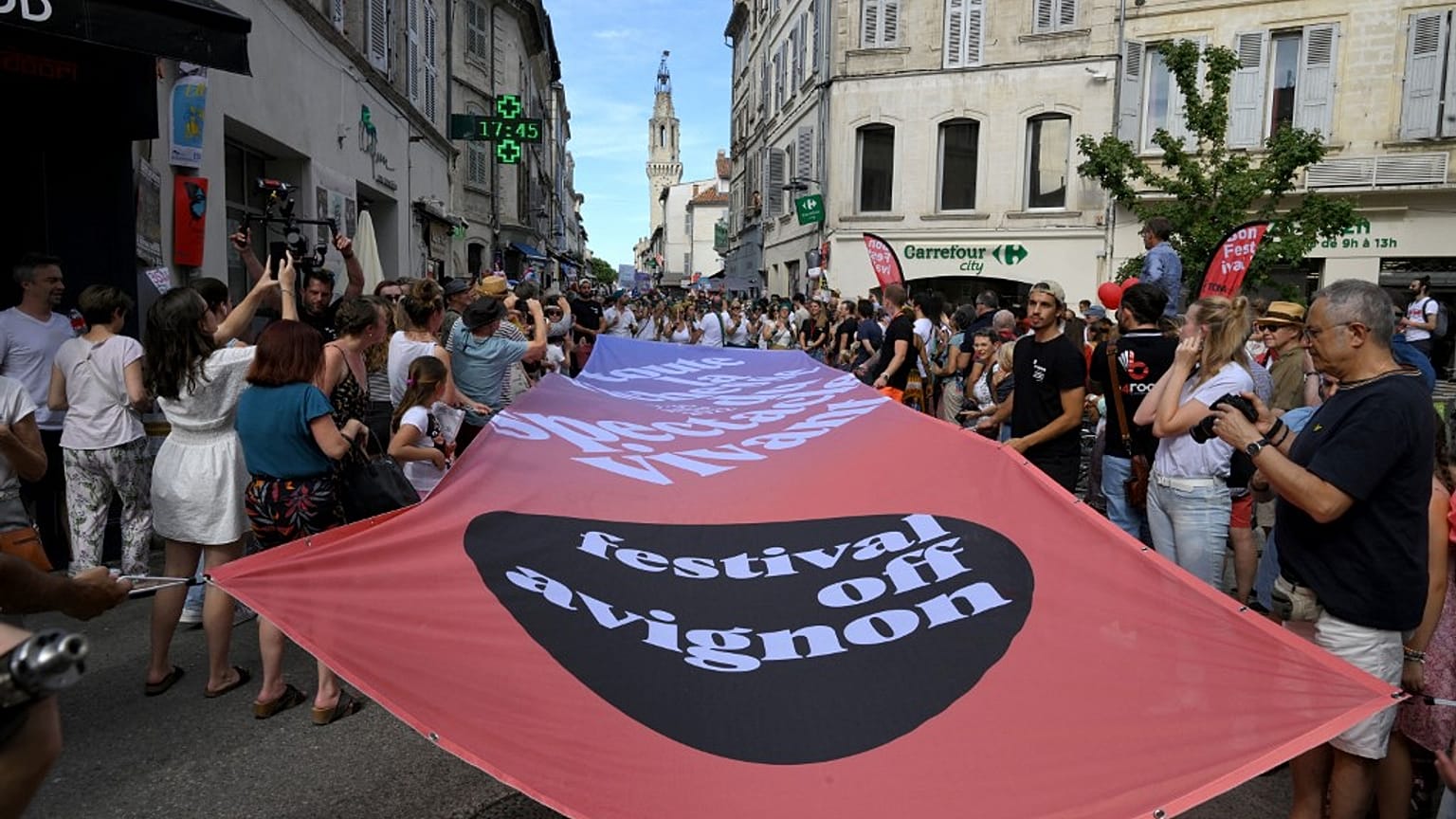 ممثلون وموسيقيون في مهرجان أفينيون، جنوب فرنسا، 6 يوليو 2022.