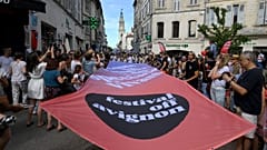ممثلون وموسيقيون في مهرجان أفينيون، جنوب فرنسا، 6 يوليو 2022.