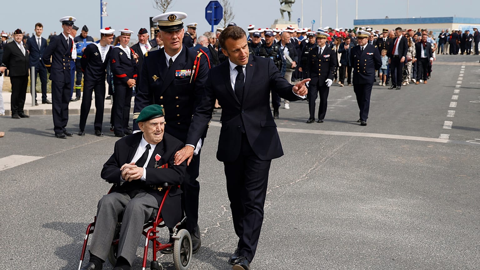 Léon Gautier am 6. Juni 2023 mit Emmanuel Macron in Colleville-Montgomery in der Normandie