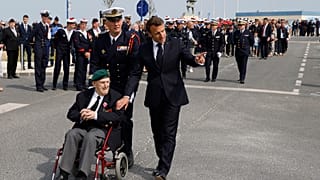 Léon Gautier am 6. Juni 2023 mit Emmanuel Macron in Colleville-Montgomery in der Normandie