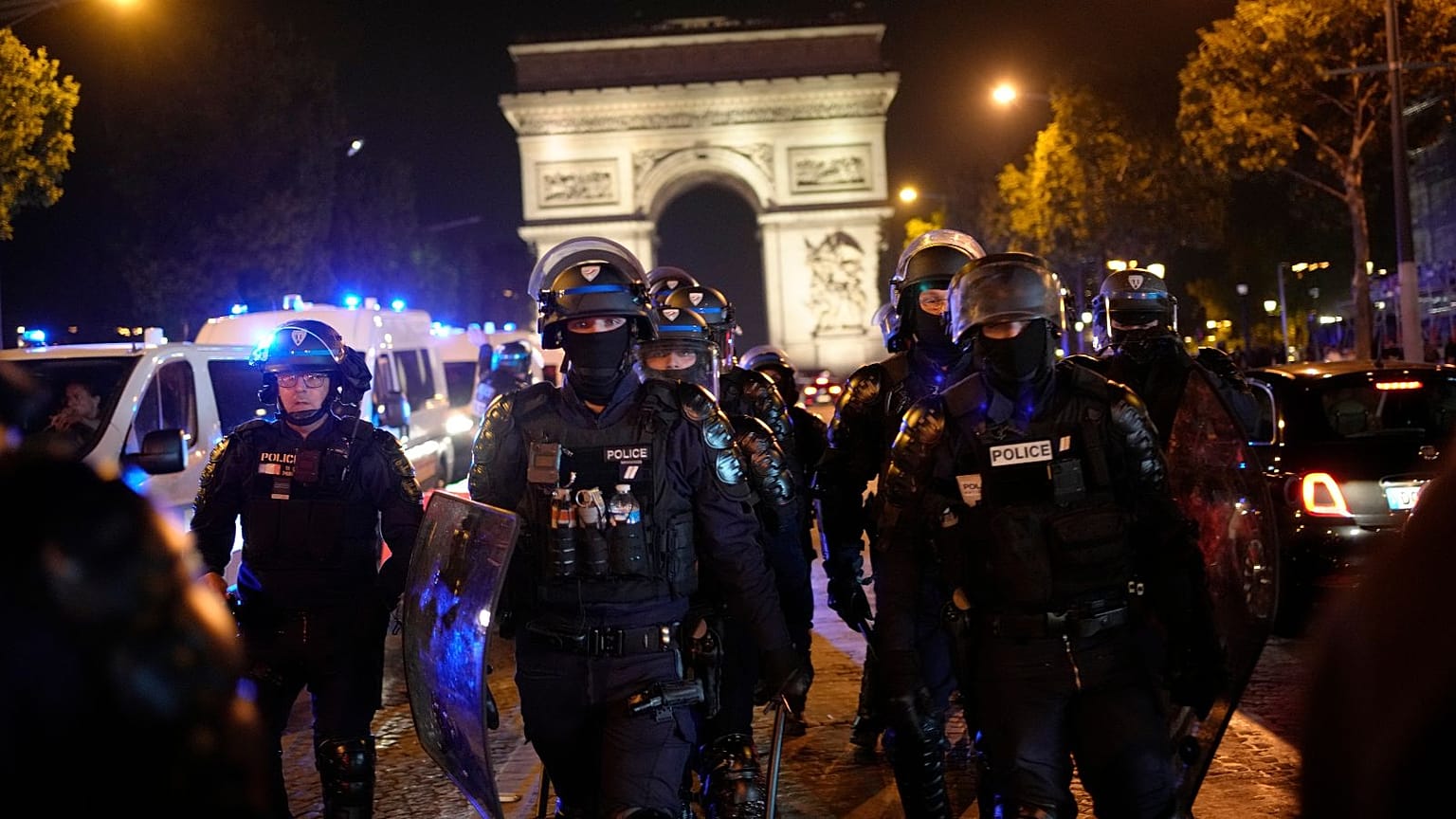 Agentes da polícia em patrulha em frente ao Arco do Triunfo nos Campos Elísios, em Paris, a 1 de julho de 2023.