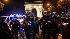Polizeibeamte vor dem Arc de triomphe de l'Étoile in Paris