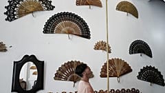   ينظم الحرفي الكوبي خوسيه ميغيل آر كادالسو مراوح يدوية خشبية كبيرة في منزله في ترينيداد، مقاطعة سانكتي سبيريتوس، كوبا، 20 يونيو 2023