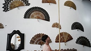   ينظم الحرفي الكوبي خوسيه ميغيل آر كادالسو مراوح يدوية خشبية كبيرة في منزله في ترينيداد، مقاطعة سانكتي سبيريتوس، كوبا، 20 يونيو 2023