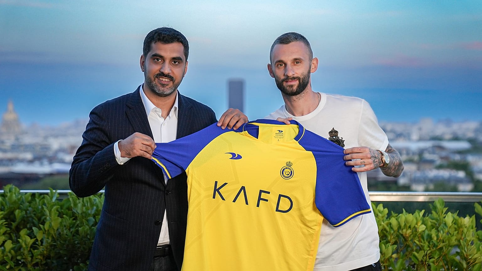 بروزوفيتش حاملا قميص النصر