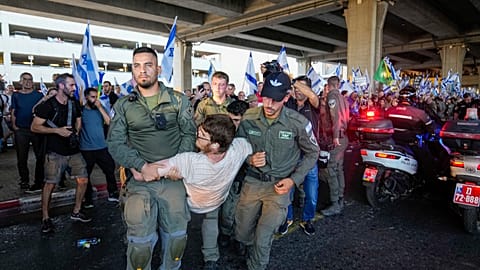 Un manifestant emmené par les services de sécurité, le 3 juillet 2023