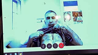El expresidente Saakashvili enseña las costillas en su declaración por videoconferencia
