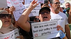 صورة أرشيفية من وقفة تطالب بترحيل المهاجرين غير النظاميين من تونس