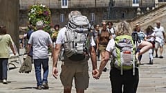 Pilger des Jakobswegs kommen an der Kathedrale in Santiago di Compostela an