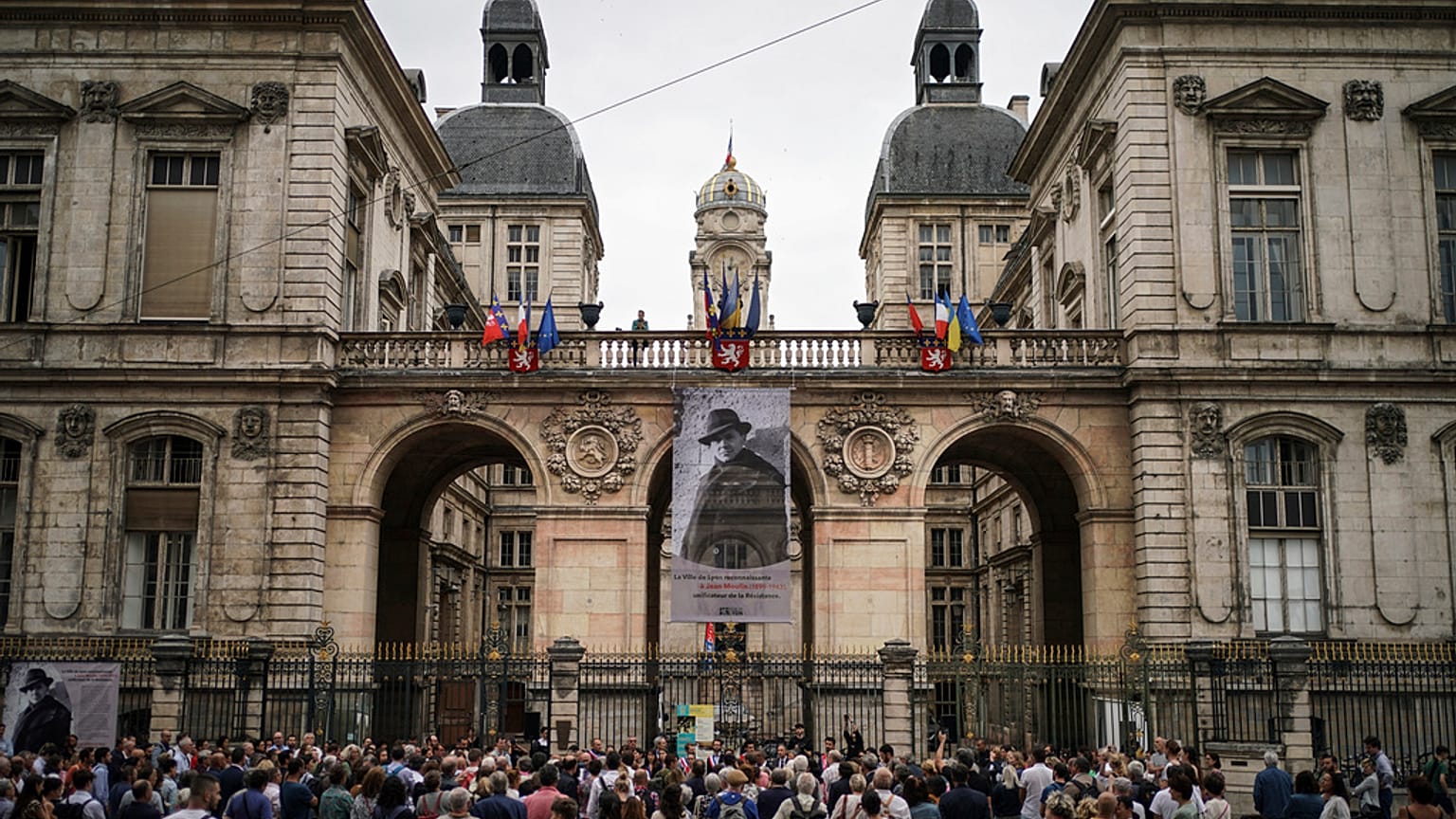 Solidaritätsbekundungen mit den Bürgermeistern von Frankreich, nachdem die Gewalt in den Vorstädten sich auch gegen sie richtete