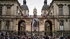 Solidaritätsbekundungen mit den Bürgermeistern von Frankreich, nachdem die Gewalt in den Vorstädten sich auch gegen sie richtete
