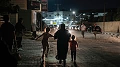 Palästinensische Familien fliehen aus dem Flüchtlingslager Dschenin