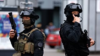 عنصران من الشرطة الفرنسية في مدينة ليل [شمال] 