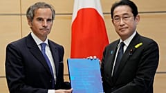 UAEA Başkanı Rafael Grossi, Fukuşima nükleer santralindeki atık suyla ilgili kapsamlı raporunu Japonya Başbakanı Fumio Kişida'ya sundu