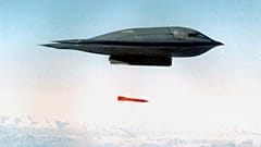 صورة لقاذفة بي-2 الأمريكية وهي تلقي قنبلة من هو بي61-11 في مكان غير محدد [أرشيف] 
