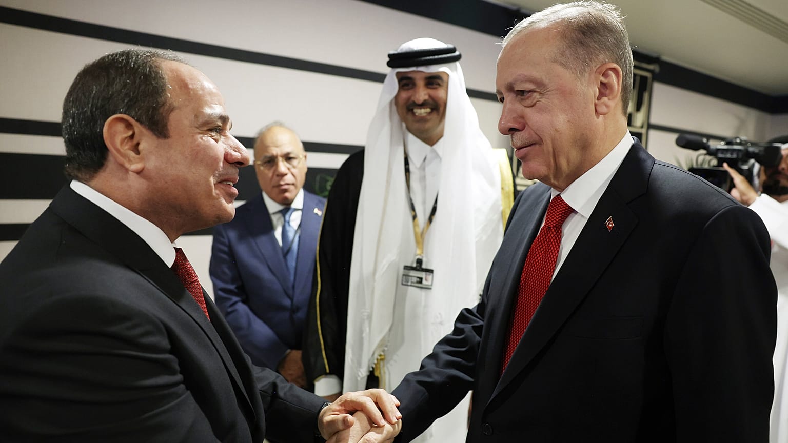الرئيس التركي إردوغان يصافح الرئيس المصري السيسي على هامش افتتاح مونديال قطر في كانون الأول / ديسمبر 2022