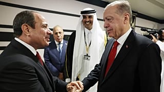 الرئيس التركي إردوغان يصافح الرئيس المصري السيسي على هامش افتتاح مونديال قطر في كانون الأول / ديسمبر 2022