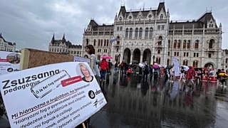 Tüntetés a Kossuth Lajos téren kedden délelőtt