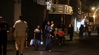 مدنيون من مخيم جنين بالضفة يفرون هرباً من العملية العسكرية الإسرائيلية والمواجهات المسلحة 