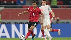 لاعب وسط النادي الأهلي المصري حمدي فتحي أمام جوشوا كيميش لاعب بايرن ميونيخ