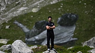 l'artista davanti alla sua opera
