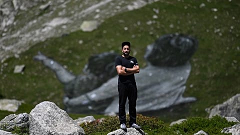 l'artista davanti alla sua opera