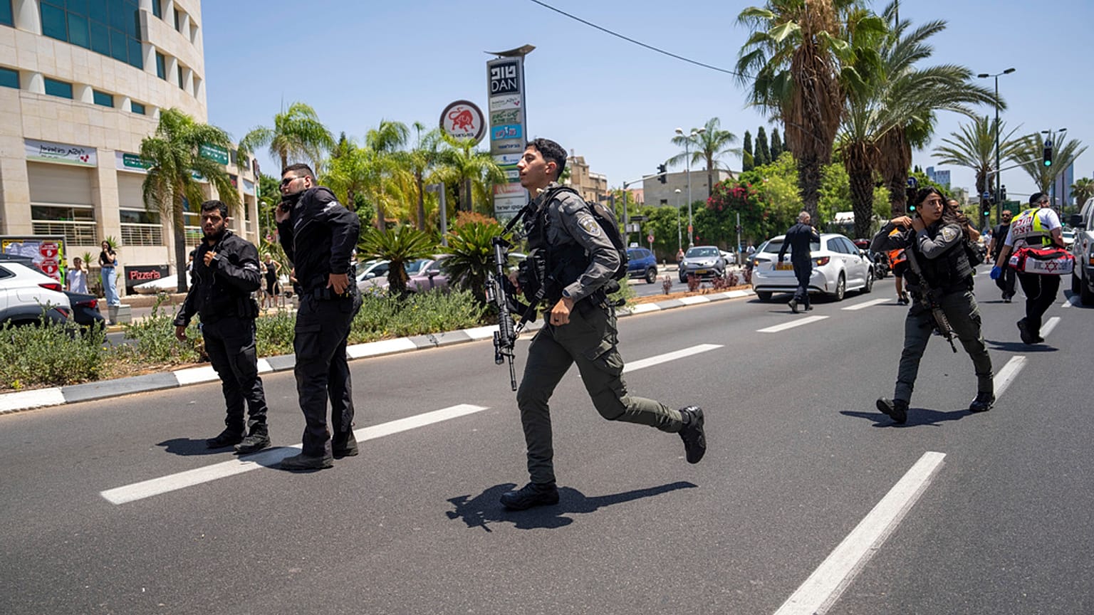 Ein Konvoi von Armeefahrzeugen bei der militärischen Razzia im Flüchtlingslager Denin im besetzten Westjordanland, 4. Juli 2023.