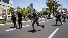 Ein Konvoi von Armeefahrzeugen bei der militärischen Razzia im Flüchtlingslager Denin im besetzten Westjordanland, 4. Juli 2023.