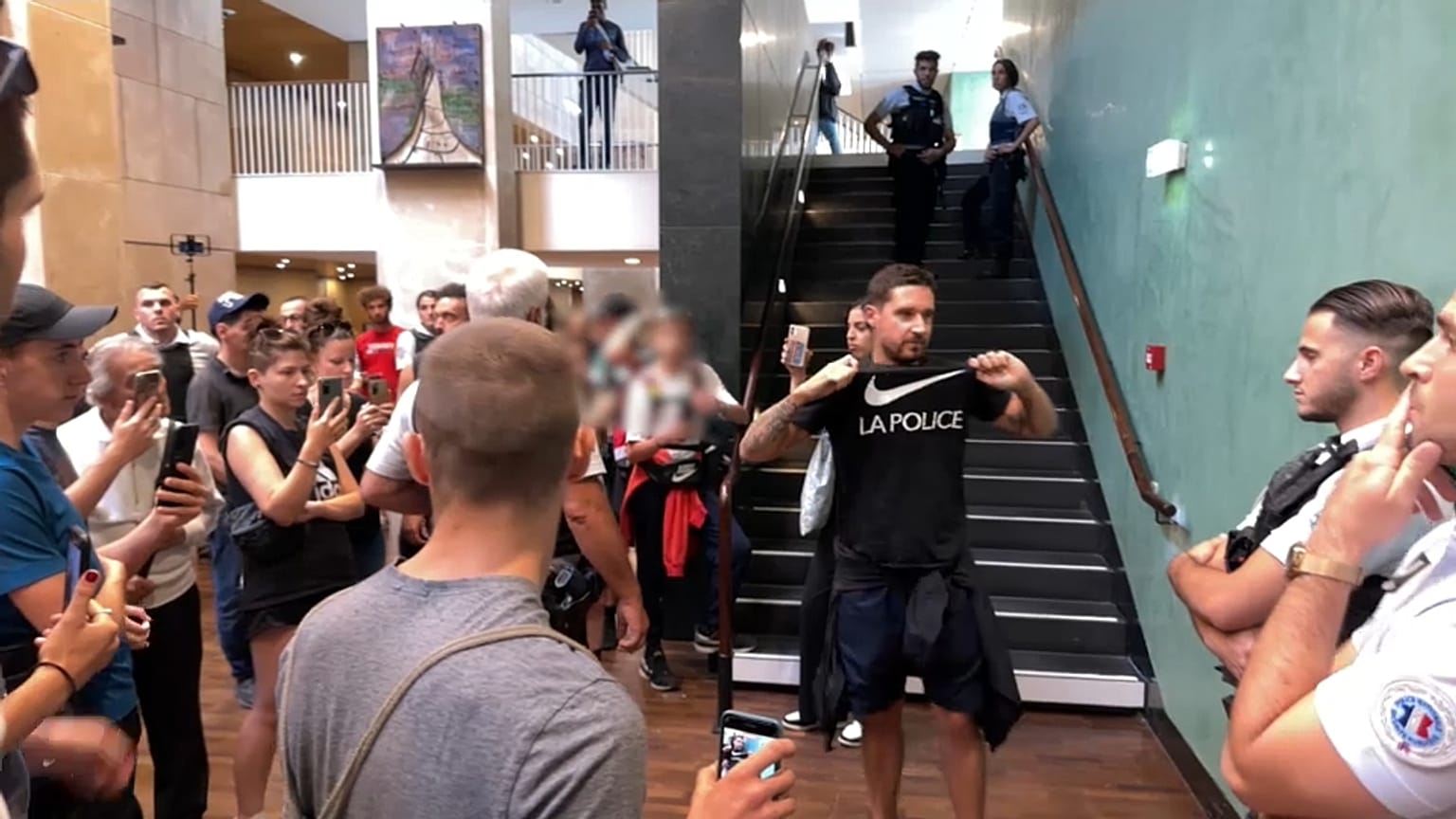 Au tribunal de Lyon, un homme exhibe son t-shirt anti-police, France, 04/07/2024