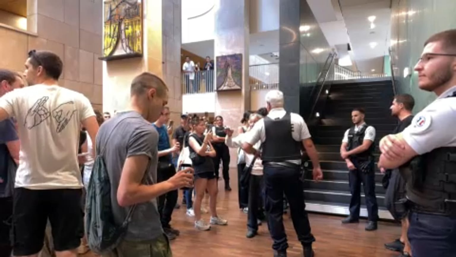 Biztonságiak zárják el az aktivisták útját