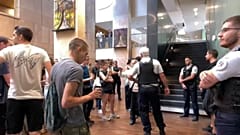 Biztonságiak zárják el az aktivisták útját