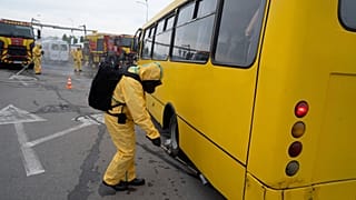Un travailleur ukrainien revêtu d'une combinaison anti-radiations à Zaporijjia (Ukraine), le 29 juin 2023.  