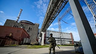 Orosz katona őrködik az erőműnél