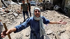 امرأة مسنة تعرب عن فاجعتها وهي تقف على أنقاض الرصيف المكسور على طول زقاق في جنين بالضفة الغربية المحتلة. 2023/07/05